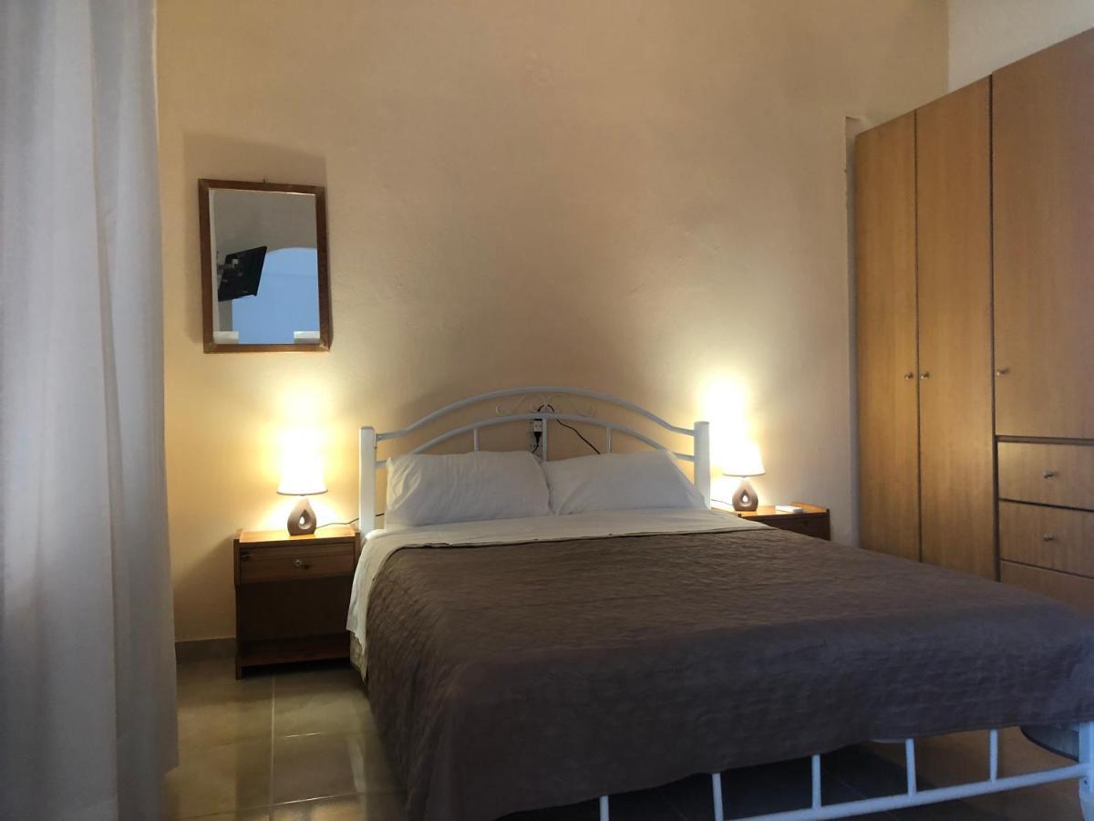 Jonny O, By The Sea Apartment Loutraki (Skopelos)